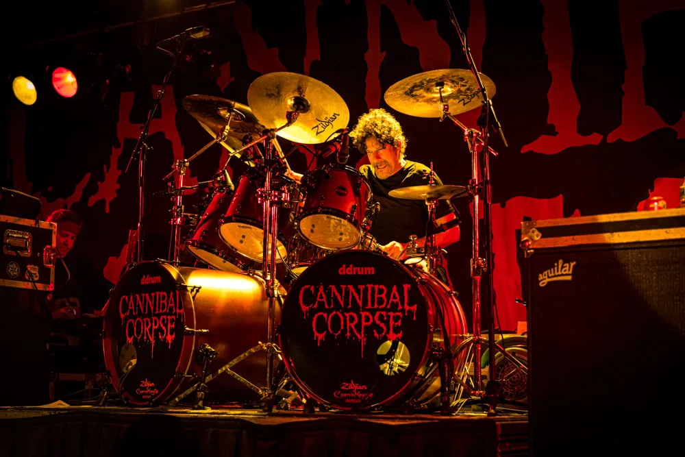 CANNIBAL CORPSE's PAUL MAZURKIEWICZ performs stand-up show about his death metal career