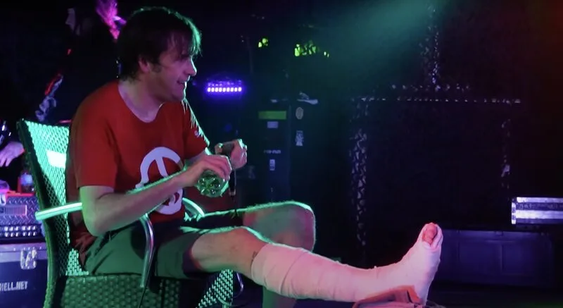 NAPALM DEATH Vokalisti Sahnede Ayak Bileğini Kırdı Ve Turneye Devam Ediyor