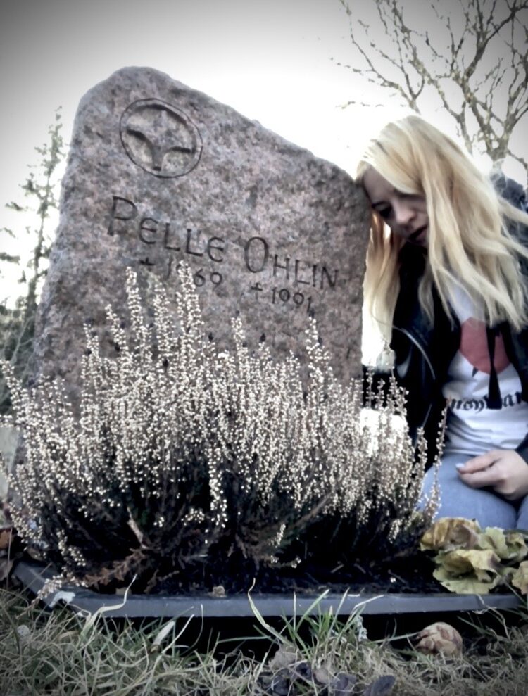 esra_grave_photo